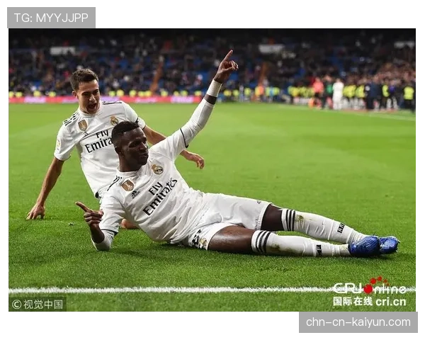 瞬间:维尼修斯后场断球长途奔袭60米助攻,伯纳乌瞬间沸腾